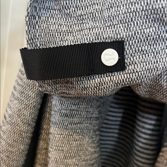 lululemon athletica Charcoal and Black Wrap - Picture 3 of 5